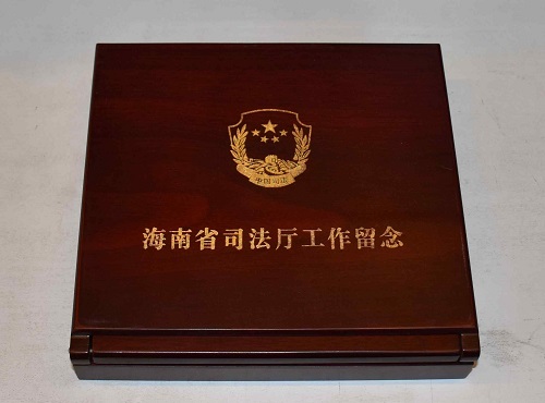 單位光榮退休紀(jì)念章,員工退休送什么定制紀(jì)念品好？