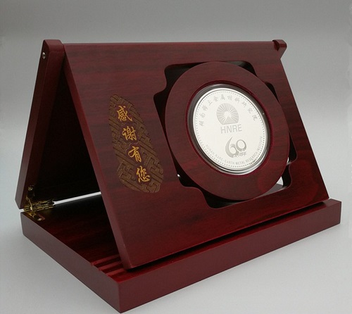 單位光榮退休紀(jì)念章,員工退休送什么定制紀(jì)念品好？