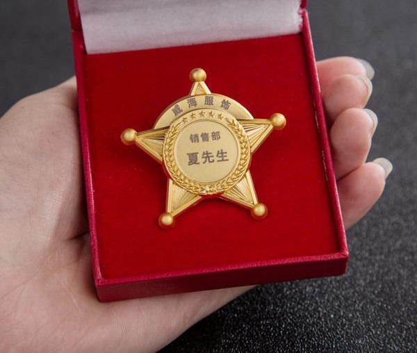 在單位服務(wù)崗滿三年五年十年以上的優(yōu)秀員送什么紀(jì)念品好?